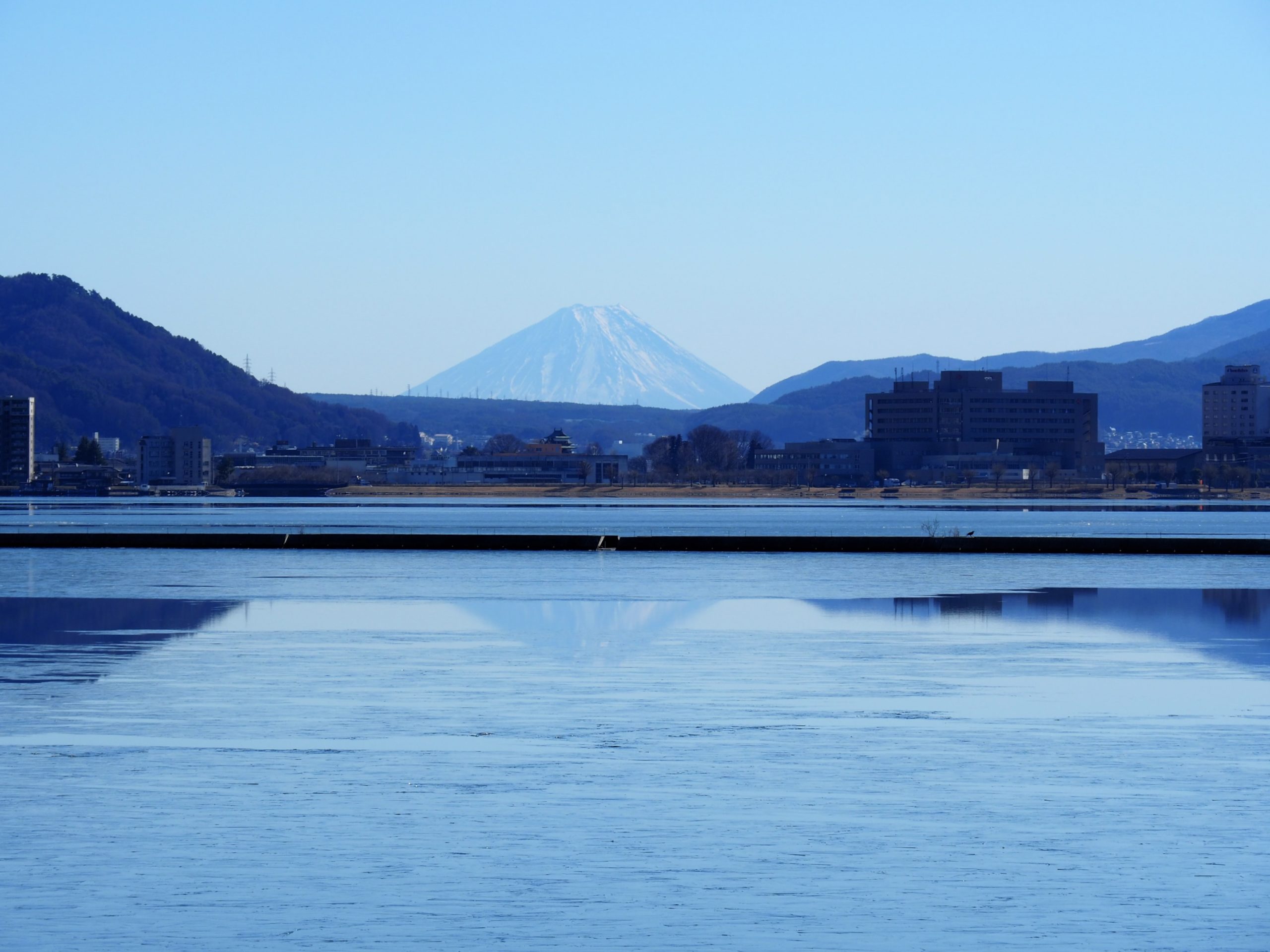 諏訪湖から見える富士山