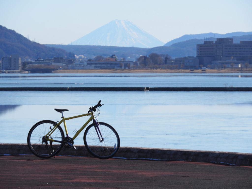 サイクリングで諏訪湖から富士山を見る